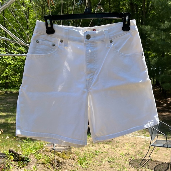 Levi's Pants - White Levi's Stretchy Shorts Size 8